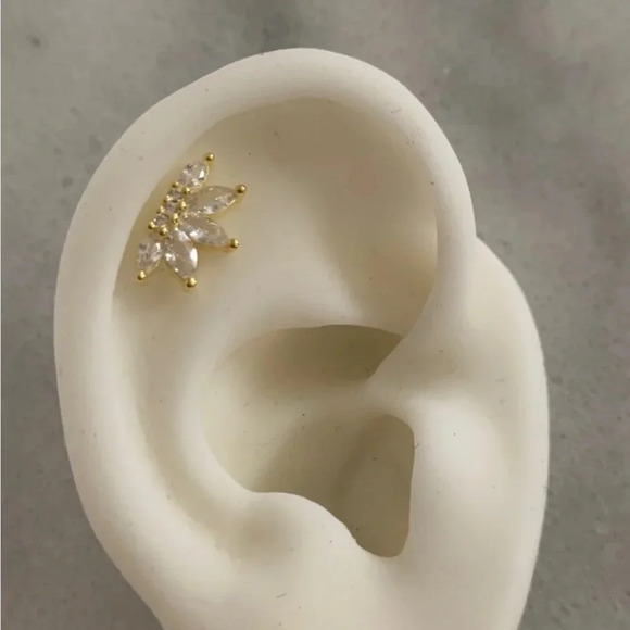 COPY - COPY - 18K Gold Large Crystal Leaf Flower Cartilage Earring Brand New - Picture 1 of 2